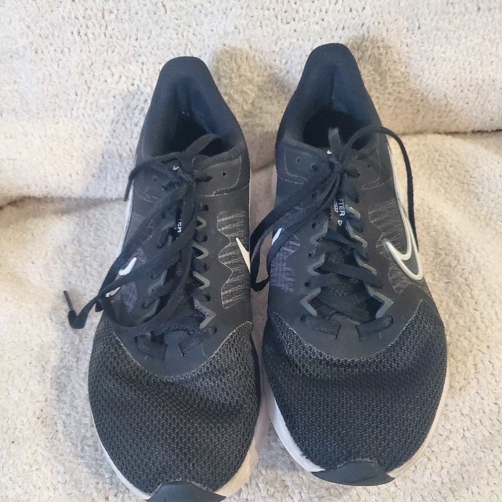Women's Nike Black and White  Shoe Size 8.5M